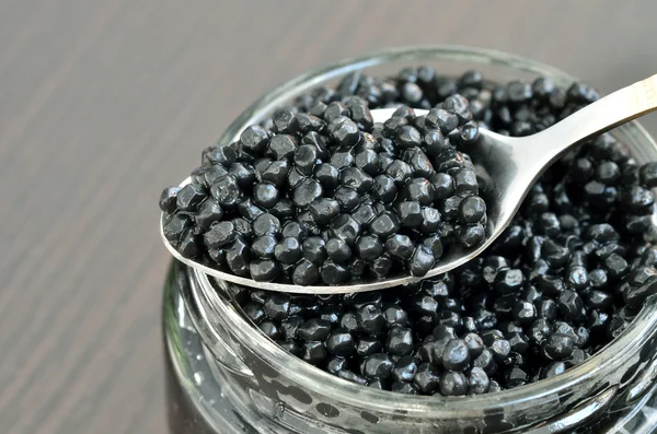 Siyah havyar kaşıkta