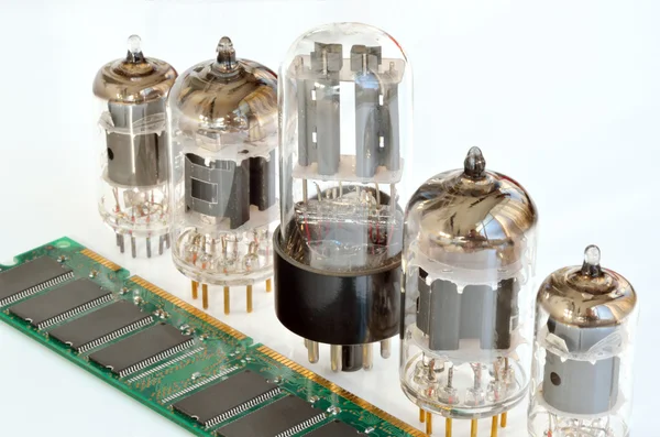 eski ve yeni elektronik bileşenler