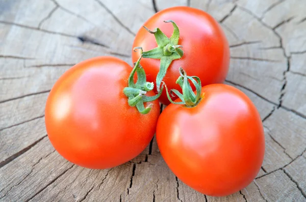 Tomaten isoliert auf Holz Hintergrund — Stockfoto