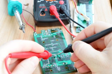 Elektronik Baskılı devre kartı üzerinde test onarım işi