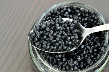 Siyah havyar kaşıkta