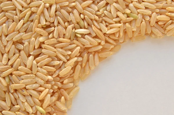 üzerinde izole kahverengi pirinç tohumu