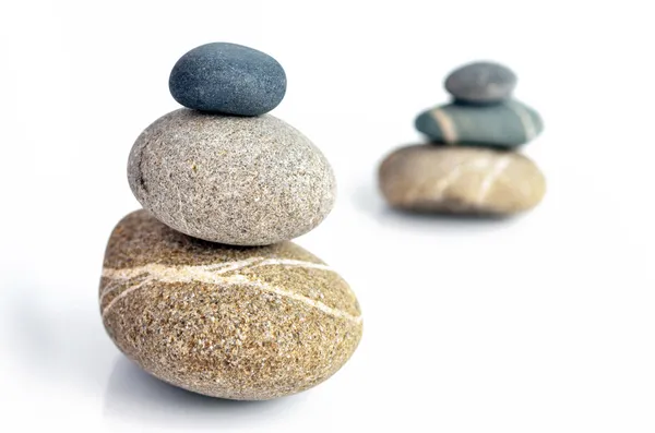 Piramitler üzerinde beyaz izole taş