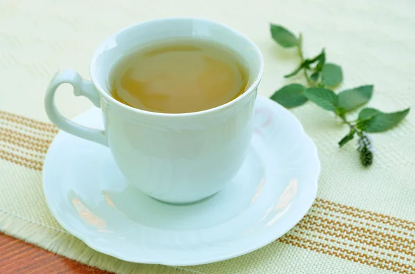 Tasse Tee mit Minzblättern. — Stockfoto