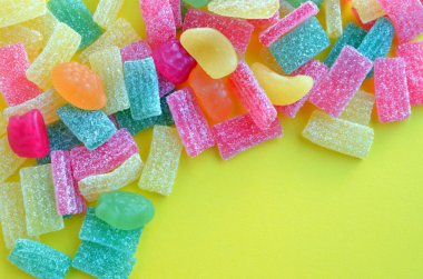 izole sarı renkli jöle şekerler