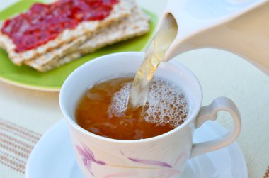 çay Kupası kızarmış ekmek ve reçel ile dökme