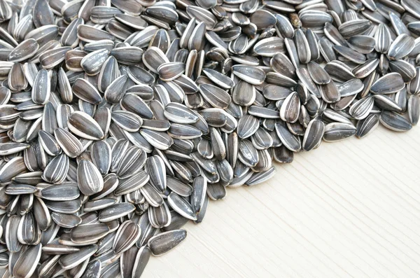 ahşap arka plan ayçiçeği tohumu taneleri