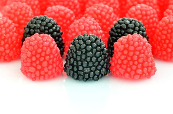 renkli meyve şekerleri üzerine beyaz izole jöle