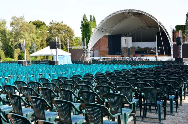 parkta açık havada yaz konser salonu