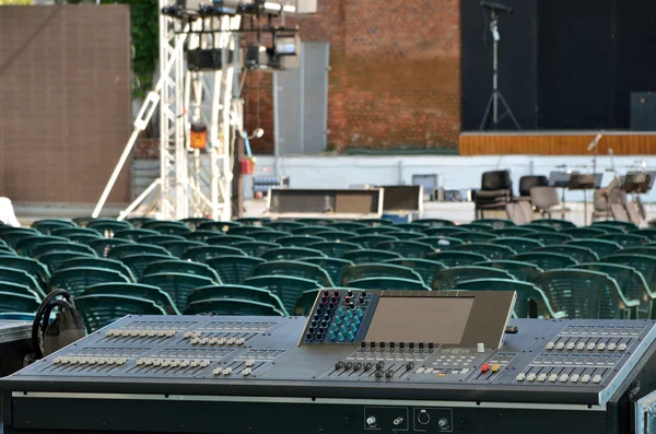 bir konser sahne büyük Mikser konsol