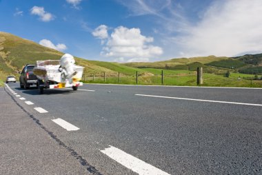 Motorlu tekne çekme araba