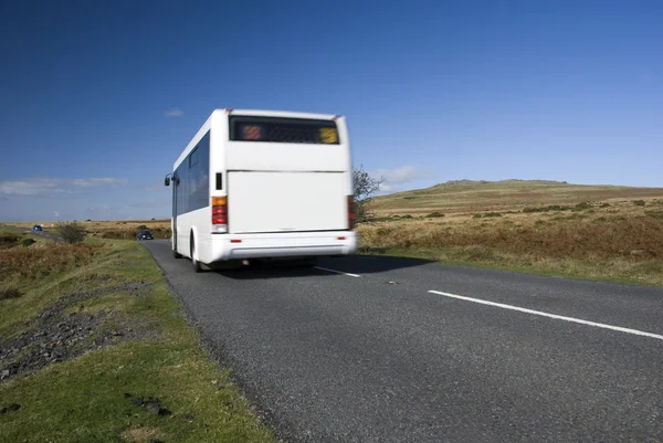 Wazig bus op landelijke weg — Stockfoto