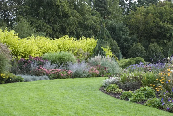 Algemene uitzicht op de Engelse tuin in bloei — Stockfoto
