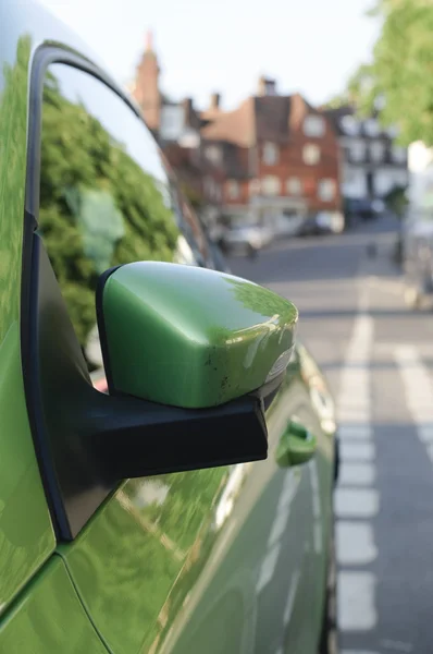 녹색 자동차 사이드 미러 — 스톡 사진
