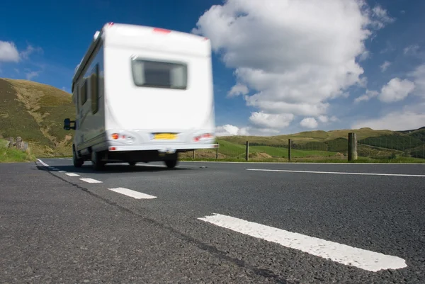 Kampeerauto op bergweg — Stockfoto