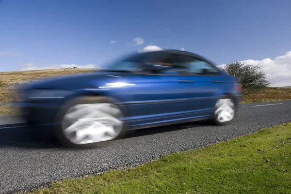 Blue car on the mountain road — Stock Photo, Image