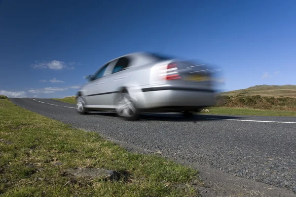 Wazig zilveren auto — Stockfoto