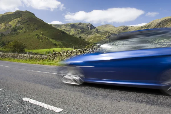 Синій автомобіль прискорення, Озерний край, Великобританія — стокове фото