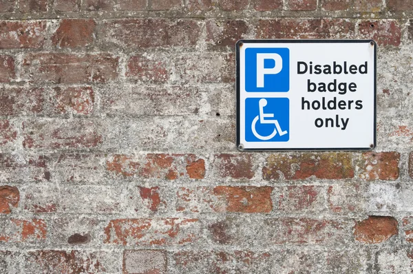 Engelli park alanı plaka üzerinde tuğla duvar