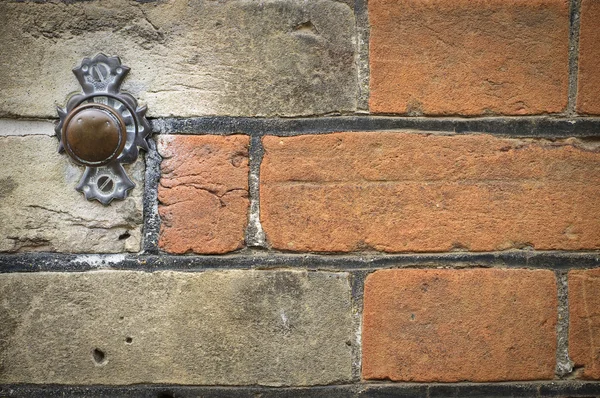 Bouton cloche de porte sur mur de briques — Photo