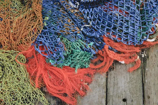 Filets de pêche sur la vieille jetée en bois — Photo