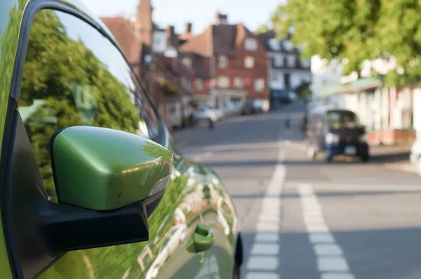 녹색 자동차 미러 — 스톡 사진