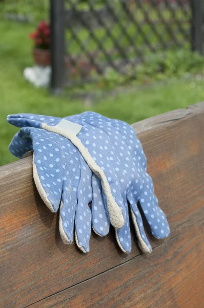 Garden gloves on bench — Stock Photo, Image