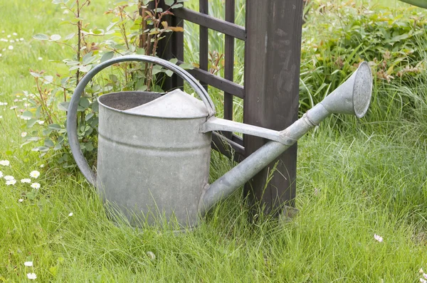 Metal vattenkanna i trädgården — Stockfoto