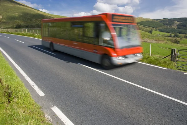 kırsal yolda kırmızı otobüs