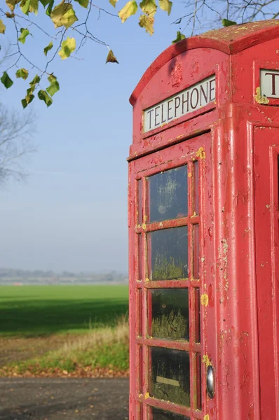 Cabine telefônica vermelha inglesa no campo — Fotografia de Stock