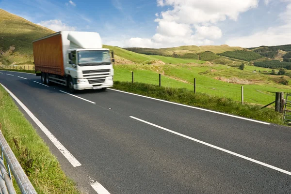 Roter LKW auf einer Bergstraße — Stockfoto