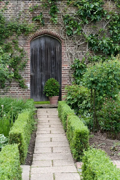 Jardim secreto. Caminho e porta do jardim inglês — Fotografia de Stock