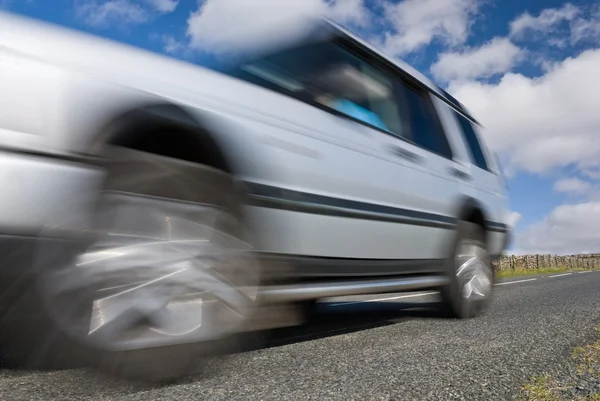 Velocità auto 4x4 su strada di montagna — Foto Stock