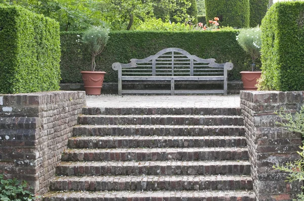 Wooden garden bench in English garden — Stock Photo, Image