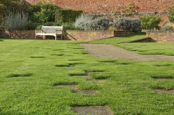 Houten bench en gazon — Stockfoto