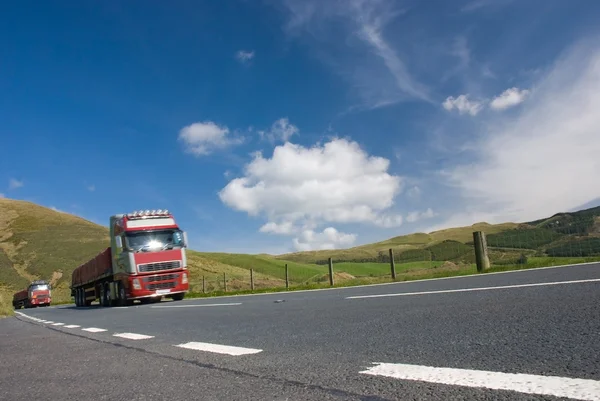 dağ yolu üzerinde iki kamyon