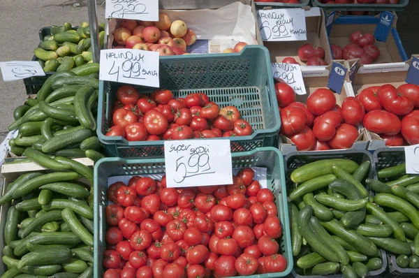 Ortaggi e bancarelle di frutta al mercato agricolo locale in Polonia — Foto Stock