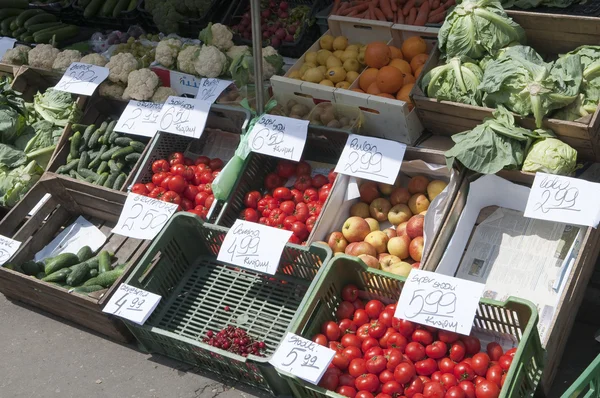 Ortaggi e bancarelle di frutta al mercato agricolo locale in Polonia Foto Stock