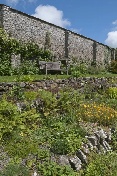 Engelse ommuurde tuin — Stockfoto