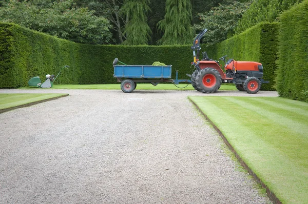 Bahçe traktör römork ile