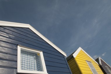 Sarı ve mavi plaj kulübe