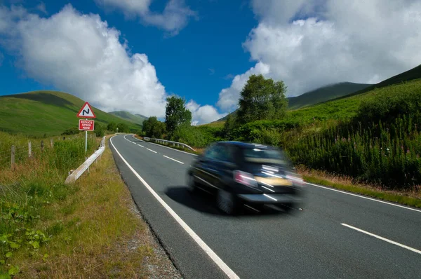 スコットランドの道路でのコンパクトカー — ストック写真
