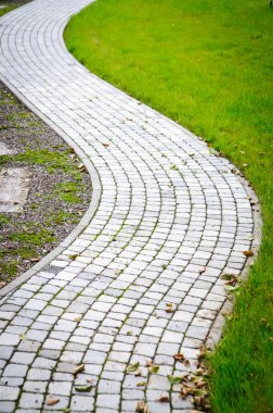 Polonya bahçesinde boş bir bahçe yolu..