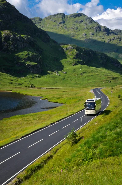 スコットランドの山岳道路上の白いコーチ ロッチ レスティル アーガイル ビュート スコットランド — ストック写真