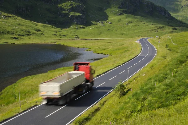 Camion Rouge Remorque Sur Route Montagne Flou Mouvement Loch Restil — Photo