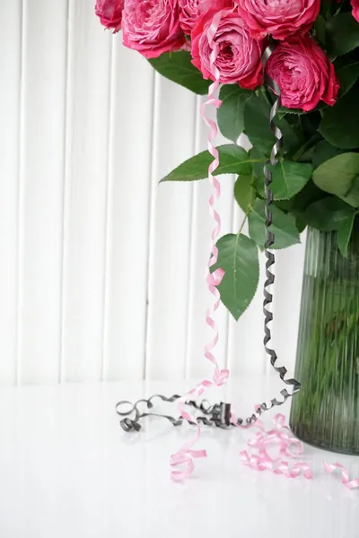 Rosas Vaso Uma Mesa Branca — Fotografia de Stock