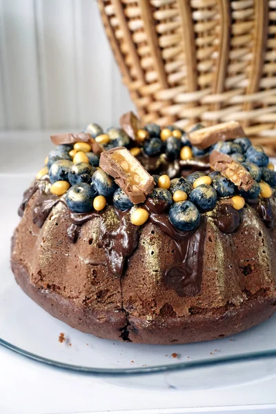황금색 곁들인 초콜릿 케이크 스톡 사진
