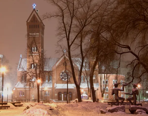 Красный костел в Минске в вечернем свете — стоковое фото