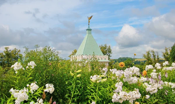 Torre Monástica, situada entre las flores — Foto de Stock