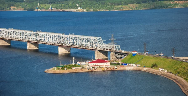 Brug over de rivier de Wolga Rechtenvrije Stockafbeeldingen